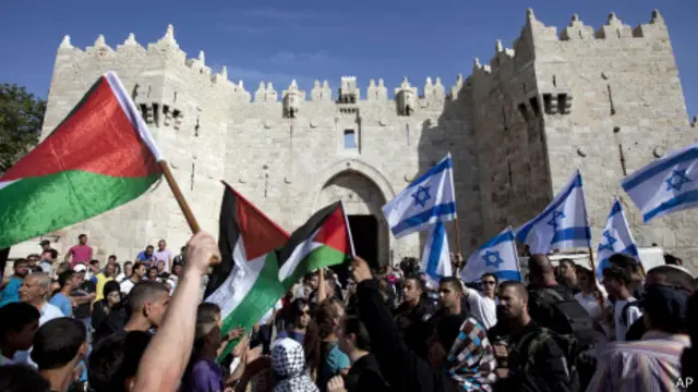 Демонстрация палестинцев у Дамасских ворот в Иерусалиме