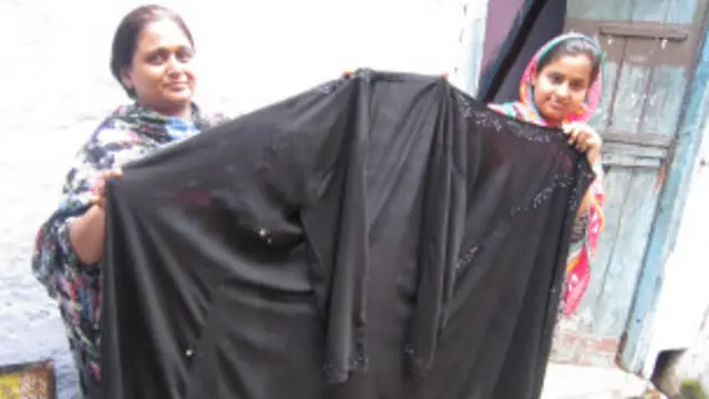 बुर्का पहनने की शौकीन आरशी के पास है 16 साल पुराना एक बुर्का.