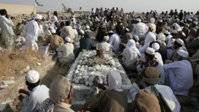 مشخص نیست که انگیزه بمبگذاری در جریان دعاخوانی خانوادگی در گورستان چه بوده است