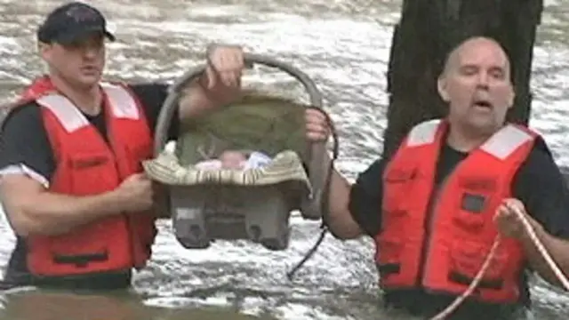 Bebê resgatado em enchente