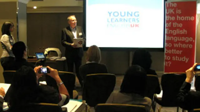 English UK定期帶中介機構到英國考察，圖為Young Learners English UK連聯合主席布魯斯介紹情況。