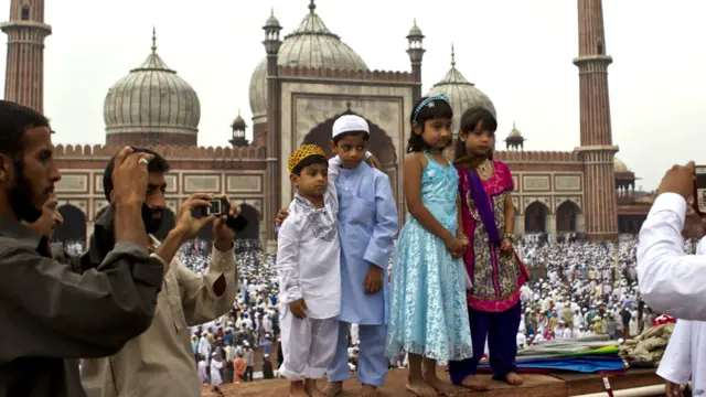 जामा मस्जिद के बाहर फोटो खिंचवाते बच्चे 