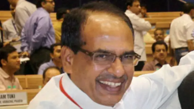 शिवराज सिंह चौहान संघ प्रमुख से मिलकर मोदी के नाम की घोषणा अभी नहीं करने की गुहार लगा चुके हैं.