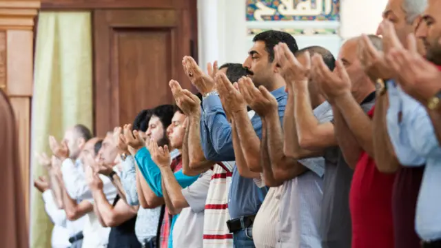 Совершающие намаз мусульмане