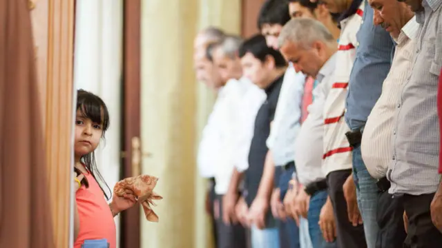 İçəri Şəhərin Cümə məscidində namaz. Bakı. Foto: Əziz Kərimov 