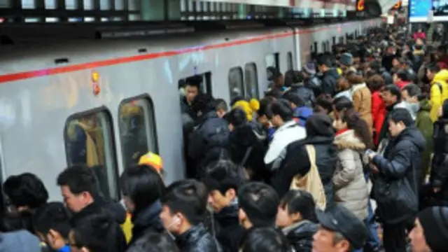 北京上下班高峰期的地铁交通状况（中新社图）