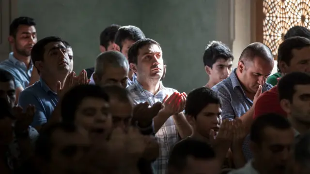 На молитву собираются вместе и стар и млад. Джума-мечеть находится в Старом городе Баку. Она неоднократно перестраивалась, а в древности на этом месте был зороастрийский храм. 