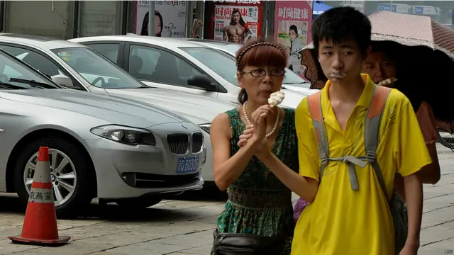 烈日当空 中国民众设法消暑