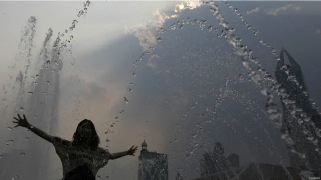 烈日当空 中国民众设法消暑