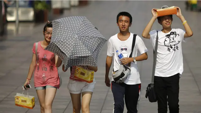 烈日当空 中国民众设法消暑