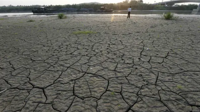 烈日当空 中国民众设法消暑