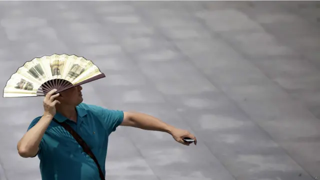 烈日当空 中国民众设法消暑