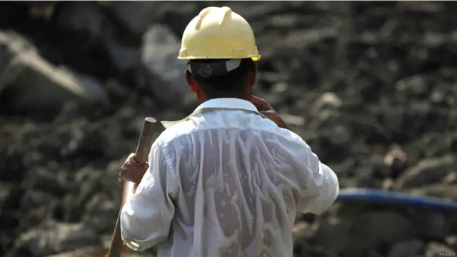 烈日当空 中国民众设法消暑