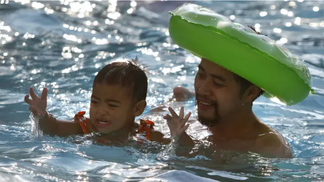 烈日当空 中国民众设法消暑