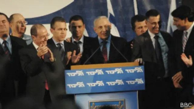 Биньямин Нетаньяху в окружении сторонников
