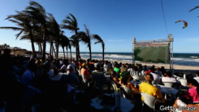 Torcedores assistem jogo na praia em Fortaleza | Foto: Getty