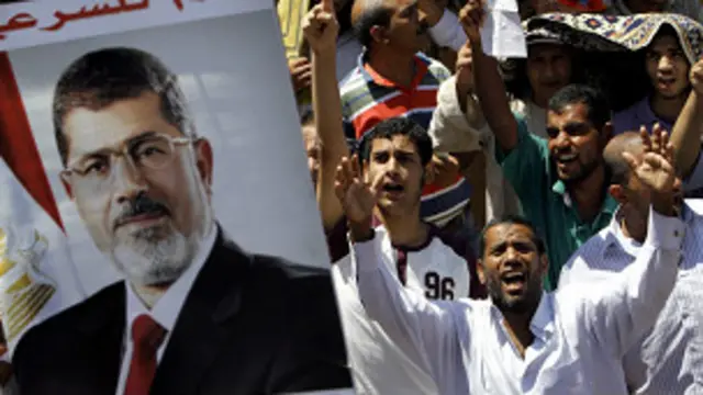 يعتصم الآلاف من أنصار مرسي في رابعة العدوية وميدان النهضة مطالبين بإعادته لمنصبه