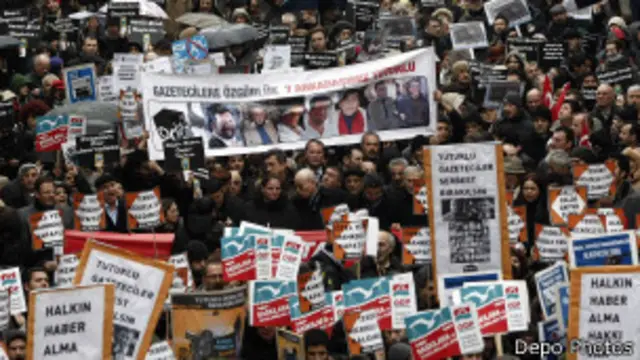 Gazetecilerin Mart 2012'de Beyoğlu'nda yaptıkları gösteri