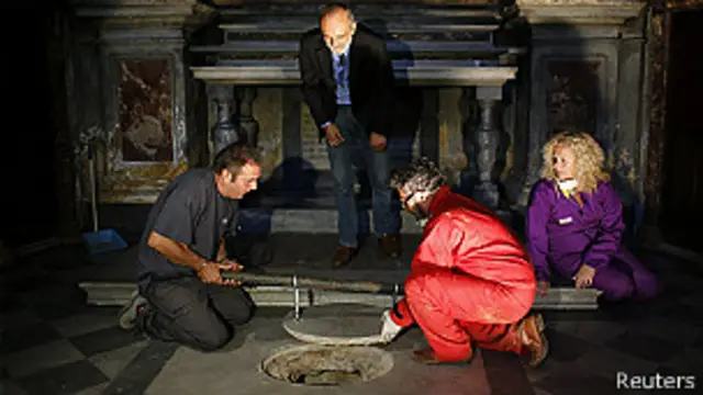 Ученые вскрывают склеп