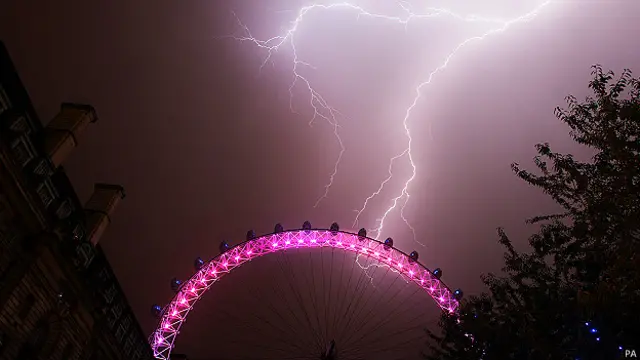 سائسندانوں کا خیال ہے کہ عالمی سطح پر درجۂ حرارت بڑھنے سے آسمانی بجلی گرنے کے وقعات میں مزید اضافہ ہوگا