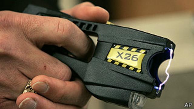 Taser, el arma no letal que a veces mata - BBC News Mundo