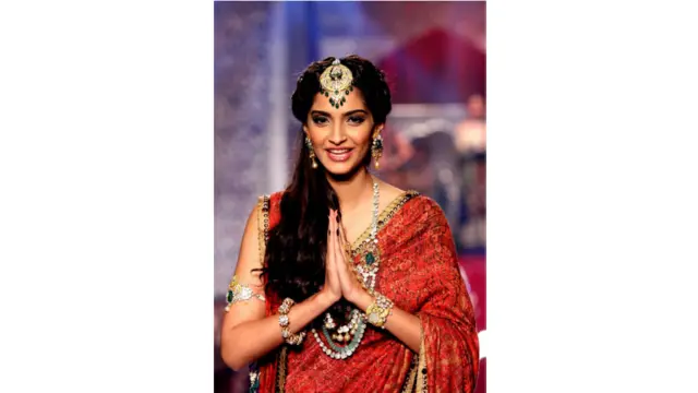 मुंबई में आयोजित इंडियन इंटरनॅशनल ज्वेलरी वीक 2013 में जलवे बिखेरती बॉलीवुड अभिनेत्री सोनम कपूर 