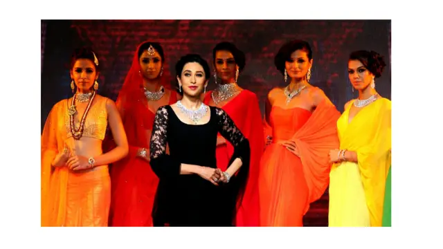 गहनों से सजीं अभिनेत्री करिश्मा कपूर भी नज़र आईं ज्वेलरी वीक के ग्रैंड फिनाले में 