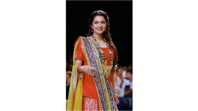 प्रसिद्ध अभिनेत्री जूही चावला भी रैंप पर नजर आईं