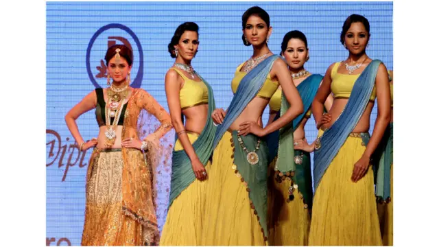 दीप्ति अमीशा के बनाए गहनों को पेश करतीं अभिनेत्री अदिति राव हैदरी 