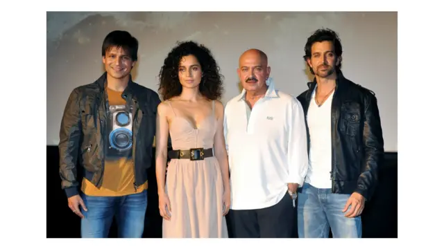 फिल्म निर्देशक राकेश रोशन की आने वाली फिल्म कृष-3 की पहली झलक के मौके पर ऋतिक रोशन, विवेक ओबेरॉय, और अभिनेत्री कंगना राणावत के साथ राकेश रोशन 