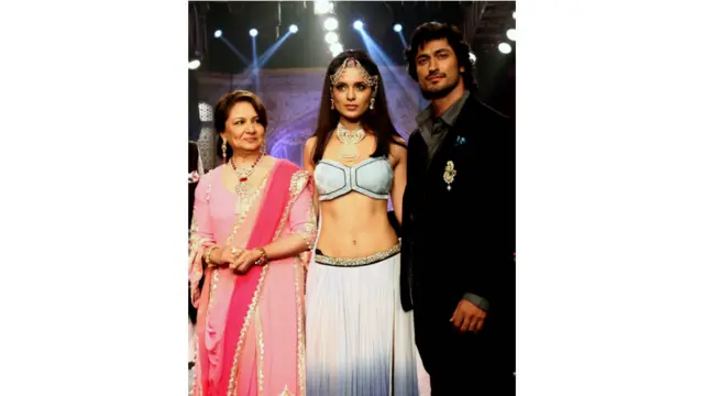 इंडियन इंटरनॅशनल ज्वेलरी वीक 2013 के ग्रैंड फिनाले में कंगना राणावत और विद्युत जामवाल के साथ अभिनेत्री शर्मिला टैगोर