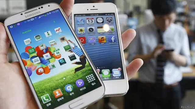 Celular de Samsung frente a celular de Apple