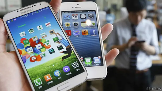 三星Galaxy S4（左）與蘋果iPhone 5（右）