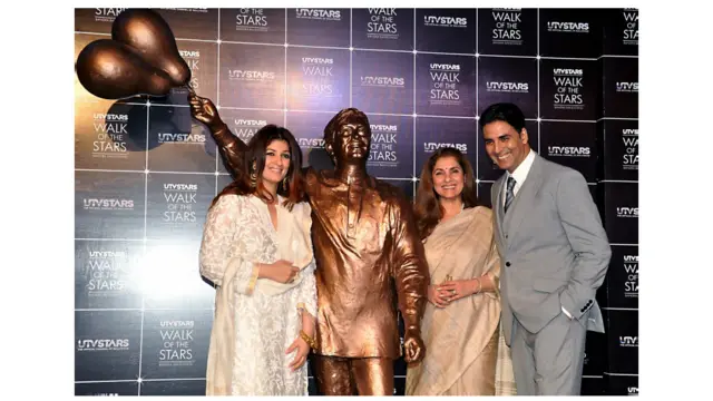 बॉलीवुड के सुपरस्टार रहे राजेश खन्ना के एक स्टेचू के अनावरण के मौके पर अभिनेत्री डिंपल कपाड़िया, अपनी बेटी ट्विंकल खन्ना और दामाद अक्षय कुमार के साथ 