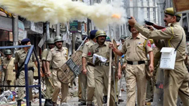 कार्रवाई करती पुलिस