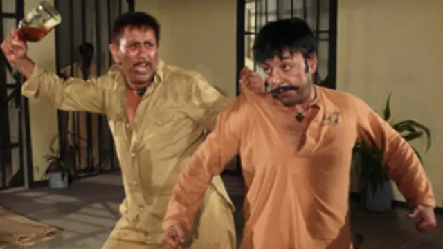 پاکستان میں کچھ فلمیں ابھی بھی روایتی طرز پر ہی بنائی جا رہی ہیں جن میں سے ایک ’ڈرٹی گرل‘ بھی ہے