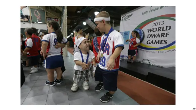 हर चार साल पर होनेवाली इस खेल प्रतियोगिता में 25 देशों के 500 से ज़्यादा खिलाड़ियों ने हिस्सा लिया. तस्वीर में वॉलीबॉल कोच क्लिंटन ब्राउन गोल्ड मेडल जीतनेवाली अमरीकी टीम के खिलाड़ी जॉन हॉर्टन से बात करते हुए.