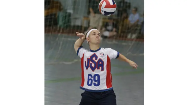अमरीकी वॉलीबॉल टीम के सदस्य जॉन हॉर्टन यूरोपीयन वॉलीबॉल टीम के खिलाफ़ मैच में सर्विस करते हुए.