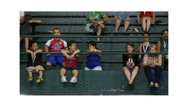 2013 के वर्ल्ड ड्वार्फ़ गेम्स के दौरान एक मैच देखते खेल प्रेमी.