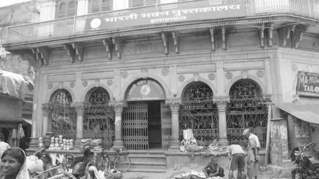 इलाहाबाद शहर की हिंदी जगत में एक समय तूती बोलती थी, लेकिन आज हरिवंश राय बच्चन, सुमित्रानंदन पंत और महादेवी वर्मा के इस शहर में हिंदी संघर्ष कर रही है. ऐतिहासिक भारती भवन पुस्तकालय की खस्ता हालत इसकी एक बानगी भर है. (सभी तस्वीरें: अंकित पांडे)