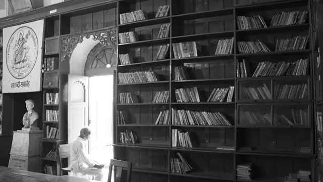 भारती भवन पुस्तकालय की स्थापना 1889 में पढ़ने-लिखने के शौक़ीन लाला बृजमोहन ने की थी. अगले कई दशकों तक ये पुस्तकालय हिंदी प्रेमियों की गतिविधियों का केंद्र बना रहा.