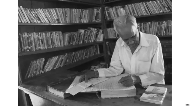 76 साल के श्रीनिवास पिछले कई दशकों से पुस्तकालय की देख-रेख कर रहे हैं और अपनी शिक्षा-दीक्षा का श्रेय भी वो इसी संस्थान को देते हैं. वो कभी स्कूल नहीं गए. पढ़ना-लिखना उन्होंने इसी पुस्तकालय में सीखा.