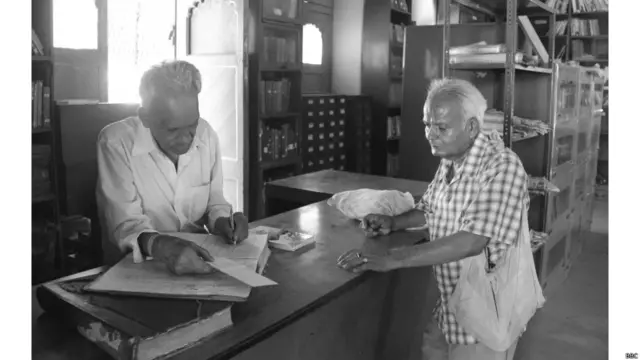 श्रीनिवास बताते हैं कि पुस्तकालय का सालाना बजट महज 2 लाख रुपए का है, जिसमें छह कर्मचारियों का वेतन और रख रखाव दोनों शामिल हैं.