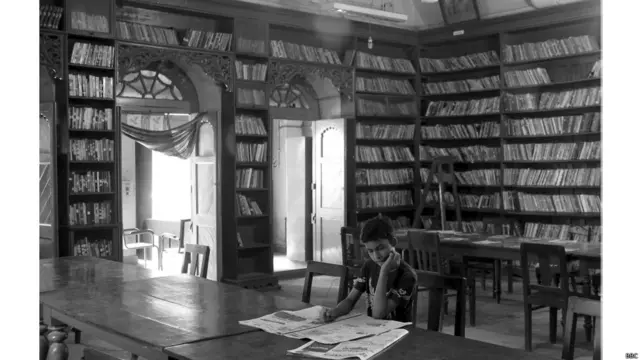 आज से बीस साल पहले तक पुस्तकालय के सदस्यों की संख्या कई हज़ार में होती थी, लेकिन आज महज़ 800 रह गई है जिनमें से कुछ ही सदस्य नियमित रूप से आते हैं.