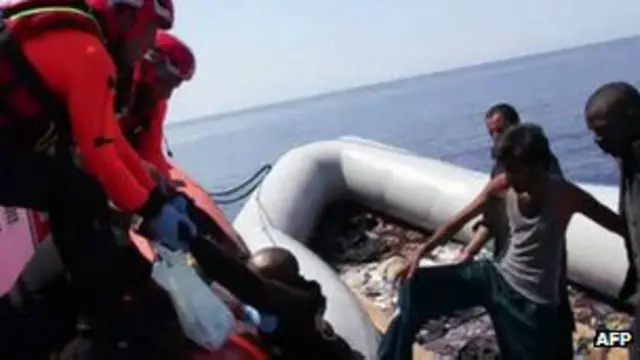 El bote en el que viajaban los inmigrantes encalló a tan solo 15 metros de la costa.