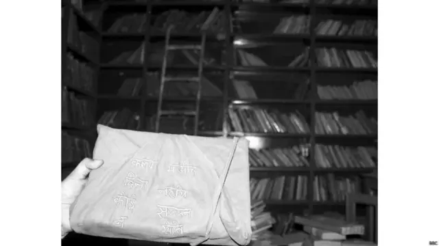 यहां कई धार्मिक ग्रंथों की हिंदी में अनुवादित प्रतियां भी हैं.