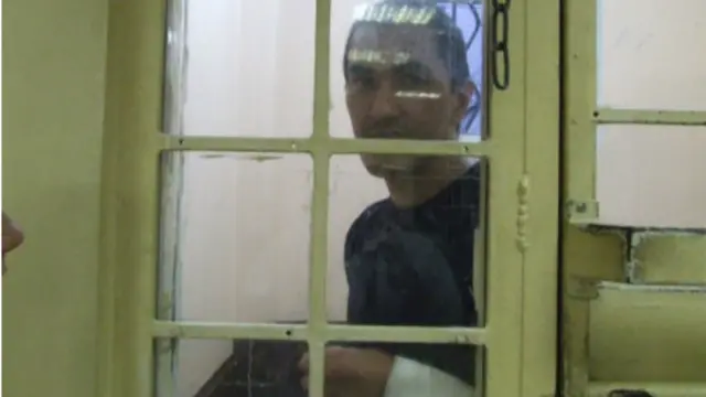 Ўзбекистон хавфсизлик ҳодимлари уни кутаётганларини эшитиб Ҳамидқориев кеча икки қўлидаги томирларни кесган.