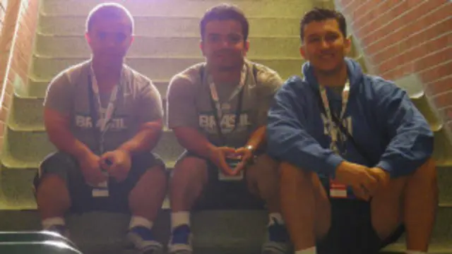 Ao lado do técnico Wéverton (à dir), Luciano (centro) e Lucas exibem medalhas conquistadas na primeira competição internacional deles