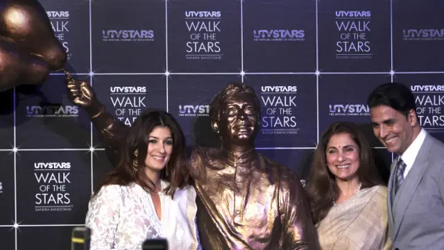 राजेश खन्ना की प्रतिमा के साथ ट्विंकल खन्ना, डिंपल कपाड़िया और अक्षय कुमार