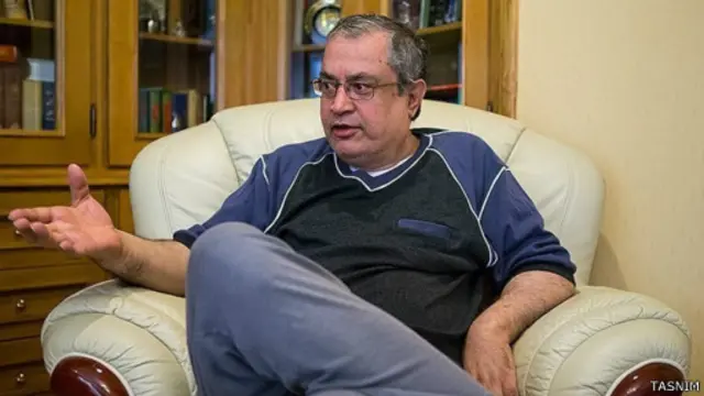 اصلاحطلبان چنانکه سعید حجاریان تصریح کرده از دولت روحانی انتظار دموکراتیزاسیون ندارند، و دولت اعتدالگرا را امکانی برای نرمالیزاسیون میدانند.